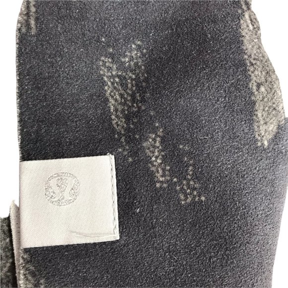 Lululemon Yoga Towel, Large, Black White Abstract Lines Brush Stream Silver - Picture 11 of 16
